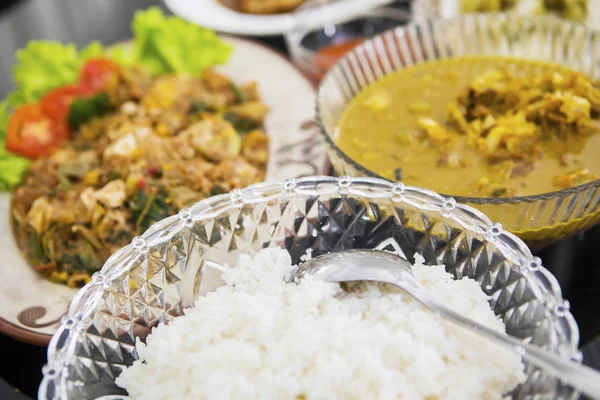 Acompanhamentos e arroz branco na mesa — Fotografia de Stock