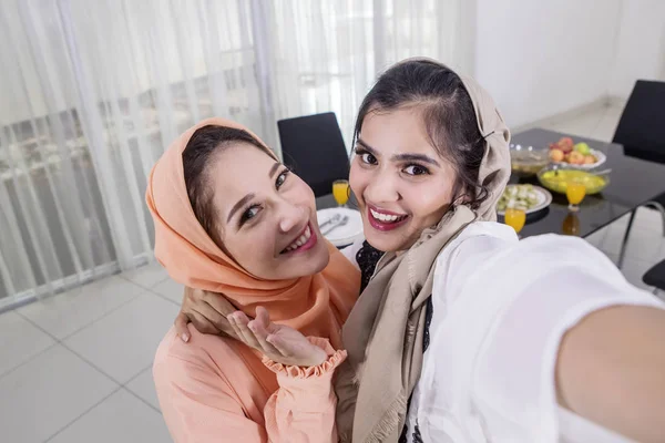 Two Asian women take photos before breaks fast — Stock Photo, Image