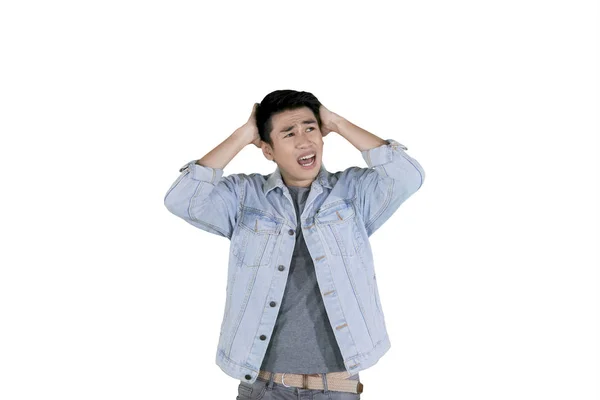 Genç Asya adam hissediyor baş ağrısı üzerinde stüdyo — Stok fotoğraf