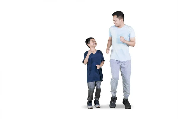 Junger Vater beim Turnen mit seinem Sohn — Stockfoto