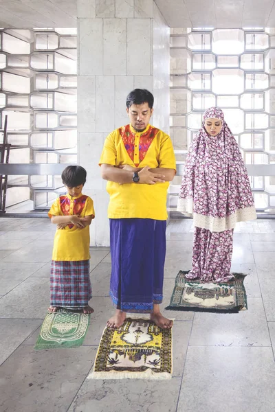 年轻人和他的儿子和妻子在清真寺祈祷 — 图库照片