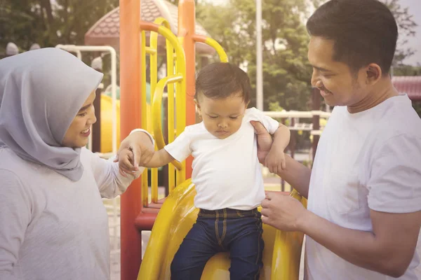 Giovane famiglia musulmana che gioca nel parco giochi — Foto Stock