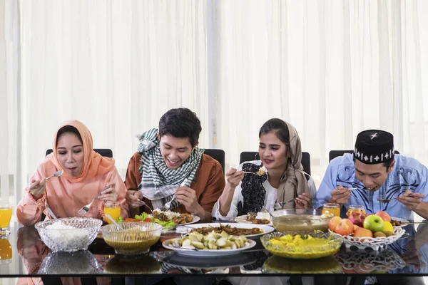 Junge Leute essen während eid mubarak feier — Stockfoto