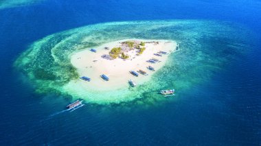 Gili Kedis adasının güzel havadan görünümü