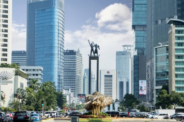 Güzel Hoş geldin anıtının düşük açı görünümü