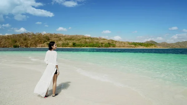 Asian kobieta cieszy Labuan Bajo widok na plażę — Zdjęcie stockowe