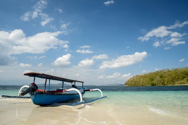 Schöner tropischer Strand mit traditionellem Boot — Stockfoto