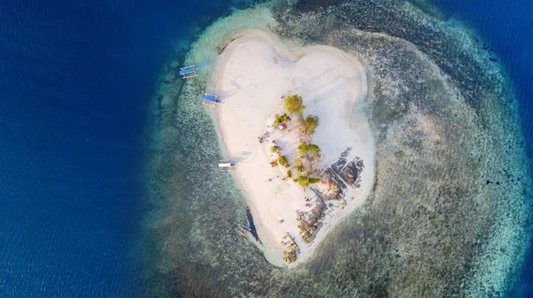 Piękny biały piasek na wyspie Gili Kedis — Zdjęcie stockowe