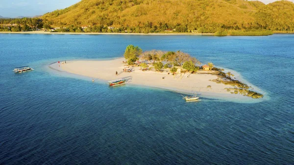 Turisti affollati che visitano l'isola di Gili Kedis — Foto Stock