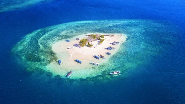 Exotiska Gili Kedis med vit sand — Stockfoto