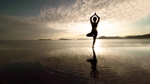 Touristin übt Yoga am Strand — Stockfoto