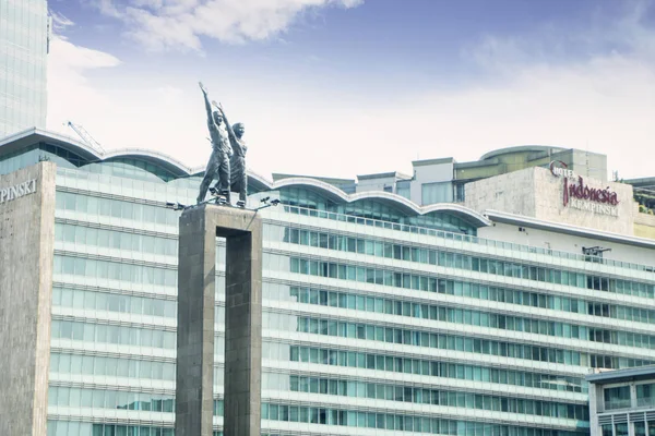 Hôtel Indonésie bâtiment avec monument de bienvenue — Photo