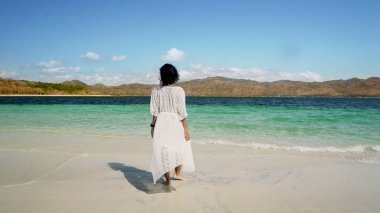 Genç bayan sahile doğru yürüyor. 