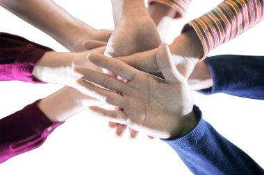 Gençler stüdyoda birbirlerini motive ederler.