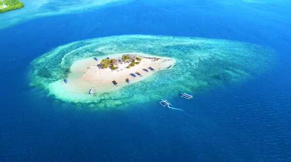 Malý ostrov s bílým pískem na Bali — Stock fotografie