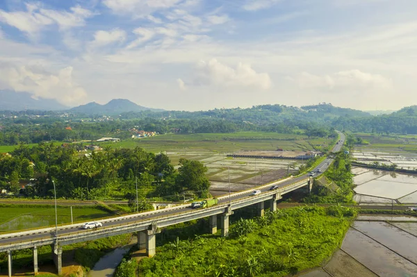 Trans-Java Toll Way pont avec des terres agricoles — Photo