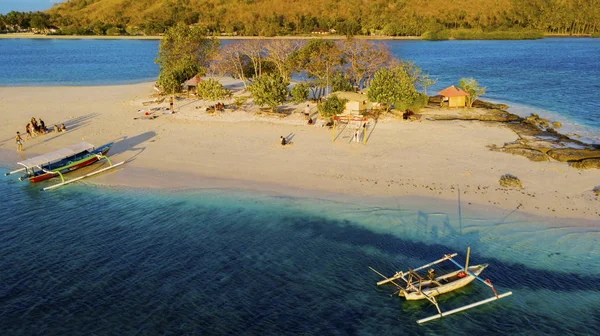 Látogató élvez-uk szünet-on Gili Kedis sziget — Stock Fotó