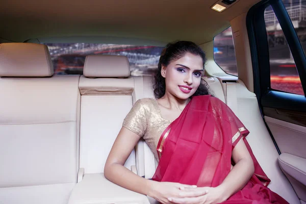 年轻的印度女人坐在车里 — 图库照片