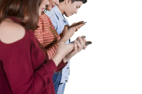 Молодой человек использует мобильный телефон со своими друзьями — стоковое фото