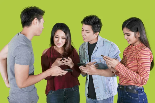 Jóvenes usando smartphone en estudio — Foto de Stock