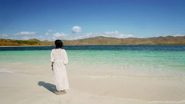 Giovane donna gode Labuan Bajo vista sulla spiaggia — Foto Stock