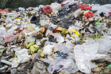 Çöplükte yanmış plastik çöp yığını
