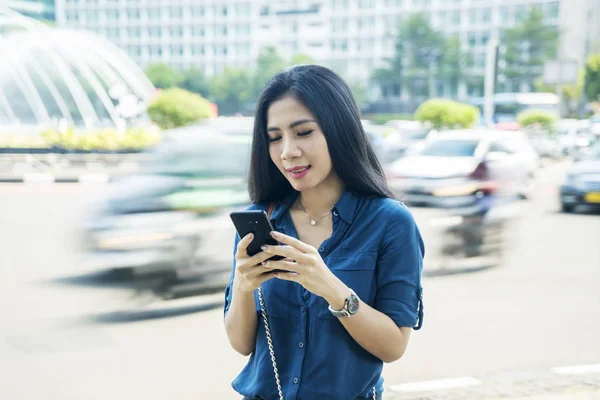 길가에 전화를 사용하여 아시아 여자 — 스톡 사진