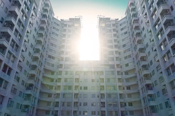 Hermoso amanecer sobre edificio de apartamentos — Foto de Stock