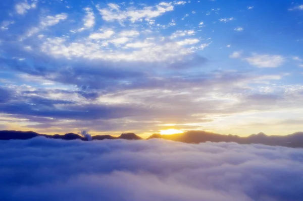Hermoso cielo del amanecer con neblina sobre la montaña —  Fotos de Stock