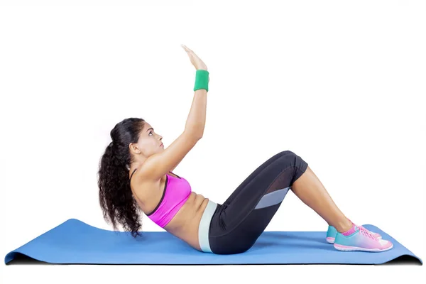 Cabelo encaracolado mulher fazendo crunches exercícios — Fotografia de Stock