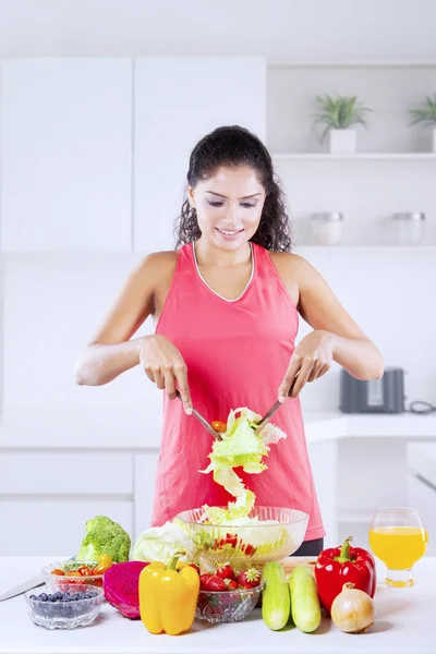 Frissigt hår kvinna gör sallad hemma — Stockfoto