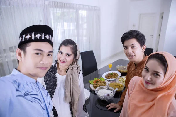 Gelukkige moslim mensen nemen foto in de eetkamer — Stockfoto
