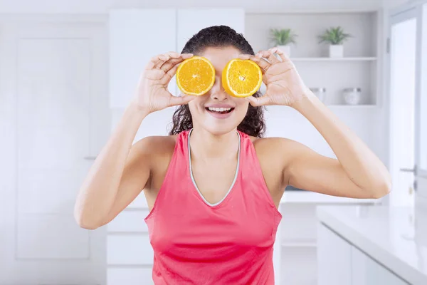 Mutlu kadın gözlerini turuncuyla kaplar — Stok fotoğraf