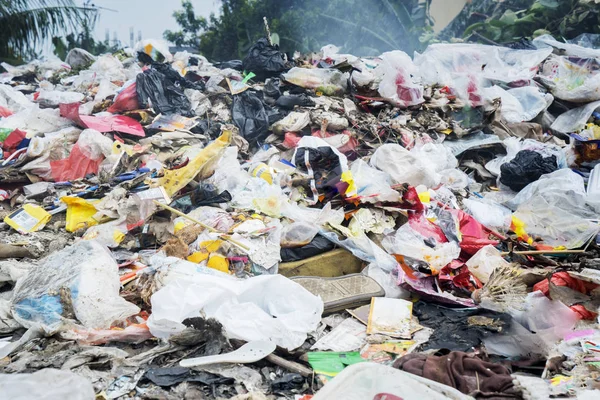 Odpad z domácností a plastů na skládce — Stock fotografie
