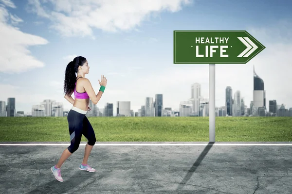 Indyjski kobieta biegnie w kierunku zdrowego życia tekst — Zdjęcie stockowe