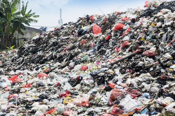 Stortplaatsen vullen met plastic afvalstapeling — Stockfoto