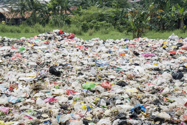 Aterro cheio de resíduos domésticos — Fotografia de Stock