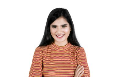 Stüdyoda kameraya gülümseyen güzel kız