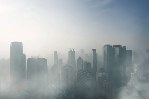 Nebelige Wolkenkratzer in Jakartas Innenstadt am Morgen — Stockfoto