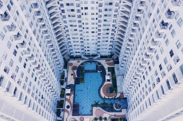 Modernos edificios de apartamentos con piscina — Foto de Stock