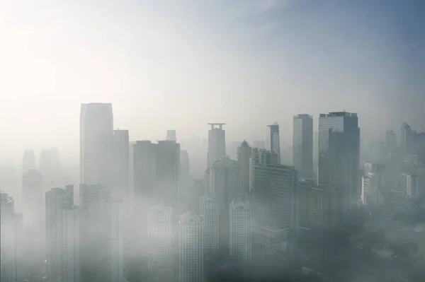 Bâtiments modernes couverts de brouillard — Photo