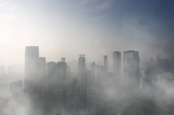 Immeuble de bureaux couvert de brouillard dans la ville de Jakarta — Photo