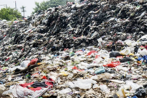 Plastic waste piling at the landfill — Stock Photo, Image