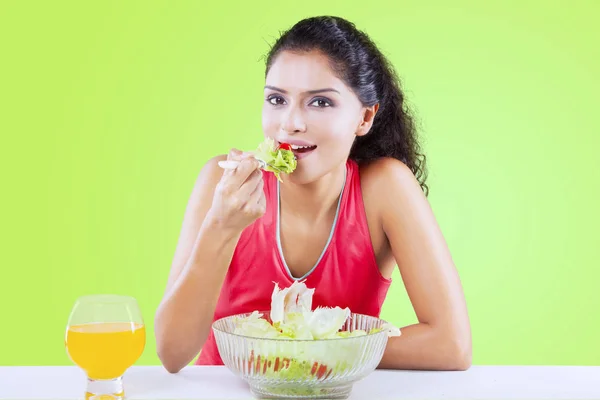 Menina indiana bonita come uma tigela de salada no estúdio — Fotografia de Stock