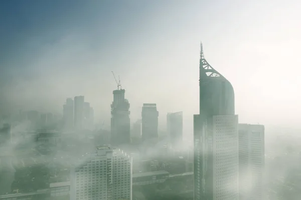 Grave contaminación atmosférica en la ciudad de Yakarta — Foto de Stock