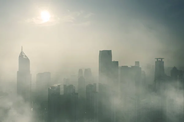 Wieżowce pokryte mgłą w mieście Dżakarta — Zdjęcie stockowe