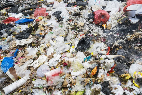 Pilha de lixo plástico queimado no aterro — Fotografia de Stock