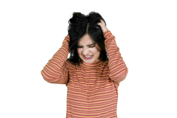 Mulher estressada coçando a cabeça no estúdio — Fotografia de Stock