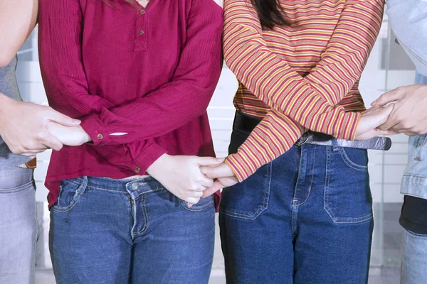 Ungdomar som håller varandra i händerna — Stockfoto