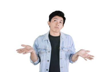 Asyalı adam stüdyoda omuz silkme pozlar ile duruyor